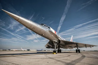 Vue en contre-plongée du Concorde sur le tarmac de l'aéroport avec sa livrée Air France, montrant son fuselage en aluminium poli et son nez caractéristique