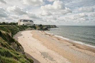 Vue panoramique sur les hôtels en bord de mer en Normandie avec falaises et plage de sable
