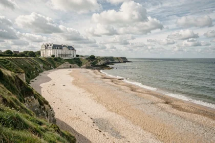 Vue panoramique sur les hôtels en bord de mer en Normandie avec falaises et plage de sable