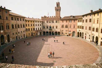 Vue panoramique de la Piazza del Campo à Sienne avec le Palazzo Pubblico et la Tour del Mangia en arrière-plan