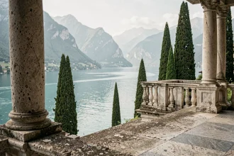Vue panoramique depuis la terrasse de la Villa del Balbianello avec balustrade en pierre et lac de Côme en arrière-plan, cadre emblématique de Star Wars