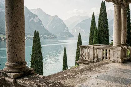Vue panoramique depuis la terrasse de la Villa del Balbianello avec balustrade en pierre et lac de Côme en arrière-plan, cadre emblématique de Star Wars