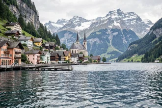 Vue panoramique du village de Hallstatt en Autriche depuis le lac avec ses maisons colorées et ses montagnes enneigées